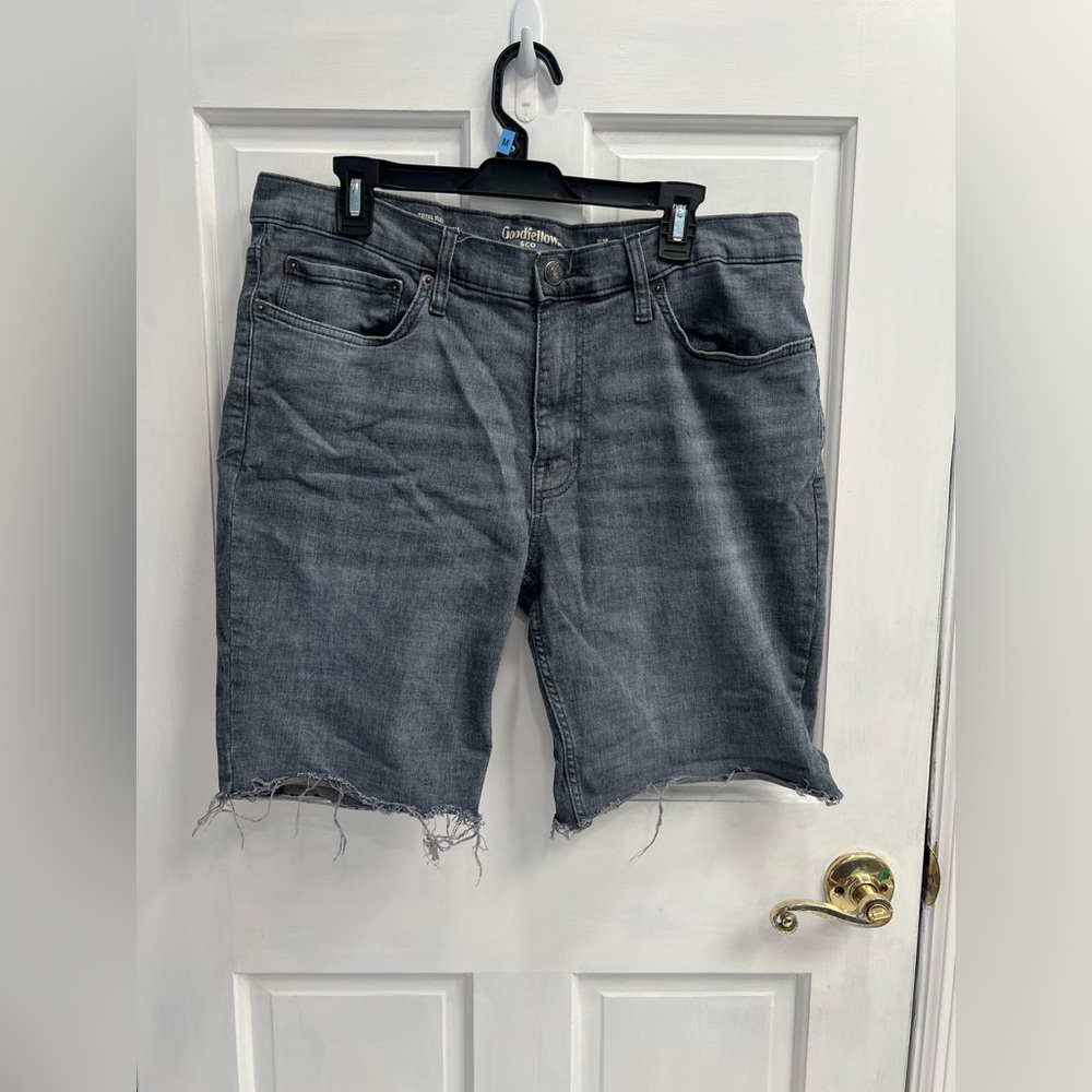 GOODFELLOW & CO Denim Raw Edge Slim Total Flex Shorts Mens SIZE 38 Pre Loved